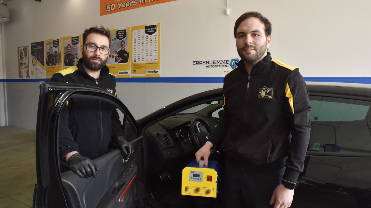 Due giovani meccanici sanificano (gratis) le auto a chi è al lavoro