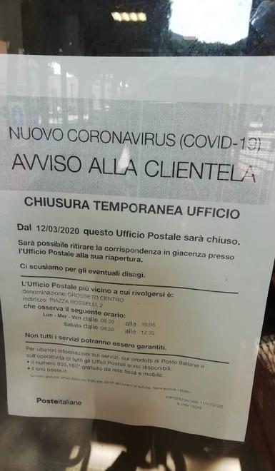 Il cartello all'ingresso delle Poste di Marina di Grosseto che avverte i clienti della chiusura