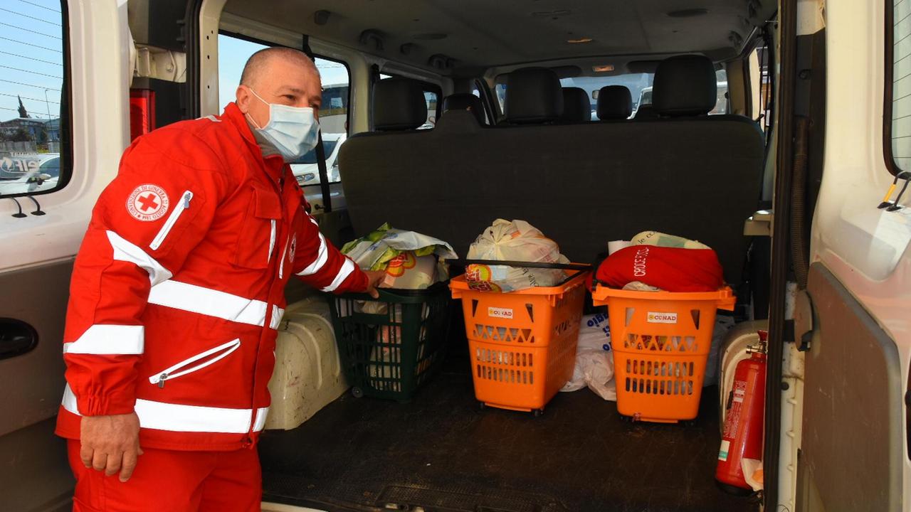 I volontari della Croce Rossa, grazie a un accordo con Conad Grosseto, da giorni ormai consegnano la spesa a domicilio