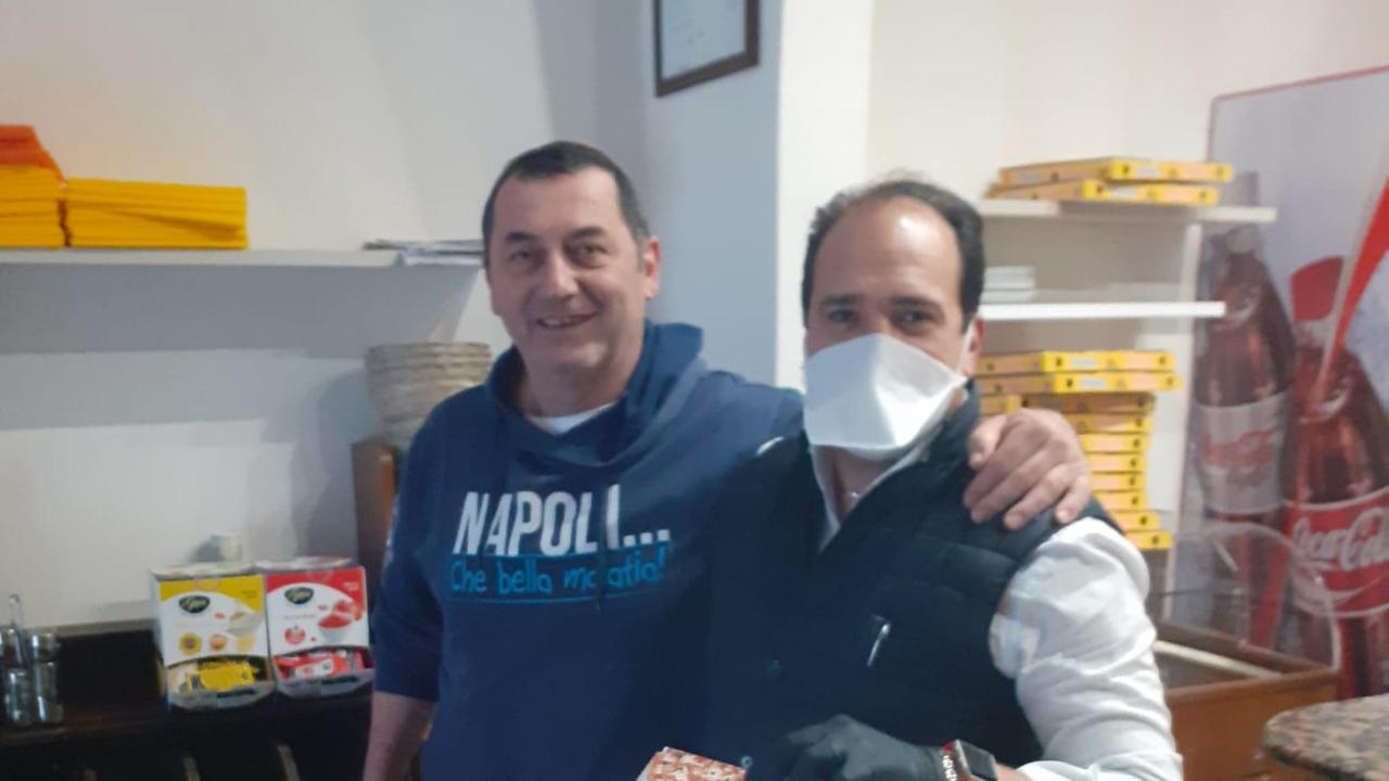 Antonio Cataldo, titolare della pizzeria Charleston, con il direttore di ZonaMarket, Antonio Ania