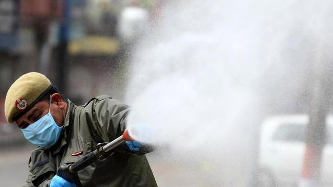 Coronavirus, in India spray disinfettante spruzzato a forza sui lavoratori 