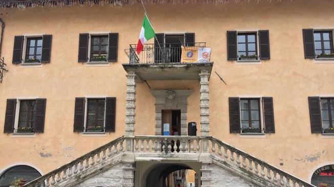 Coronavirus, il sindaco di Cuneo ammaina la bandiera Ue: non ci aiuta 