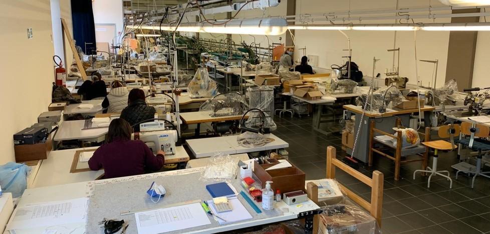 Le sarte della Sartoria D’Este appena riconvertita al lavoro per produrre mascherine