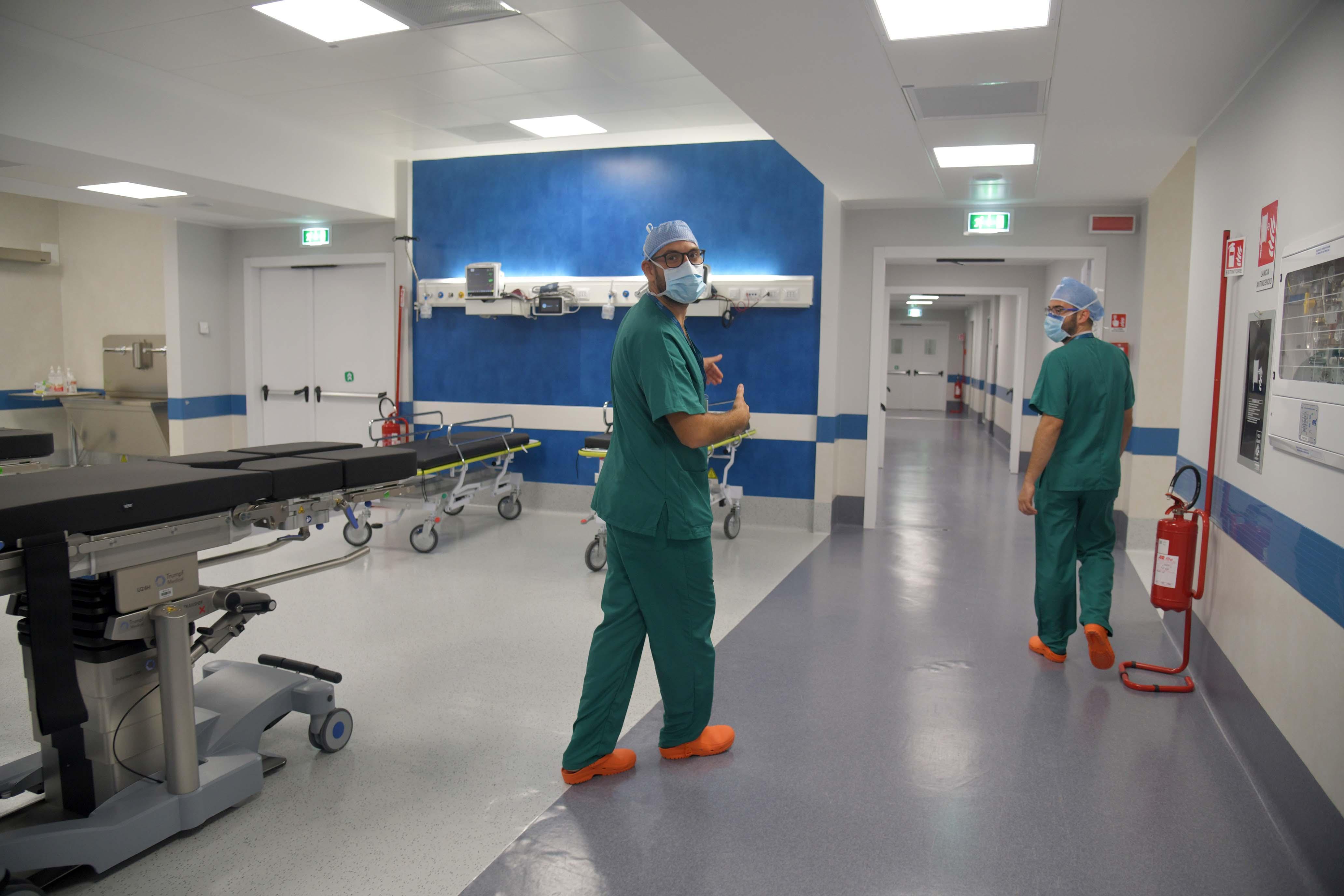 Coronavirus, trasferiti i primi due pazienti Covid al Mater di Olbia