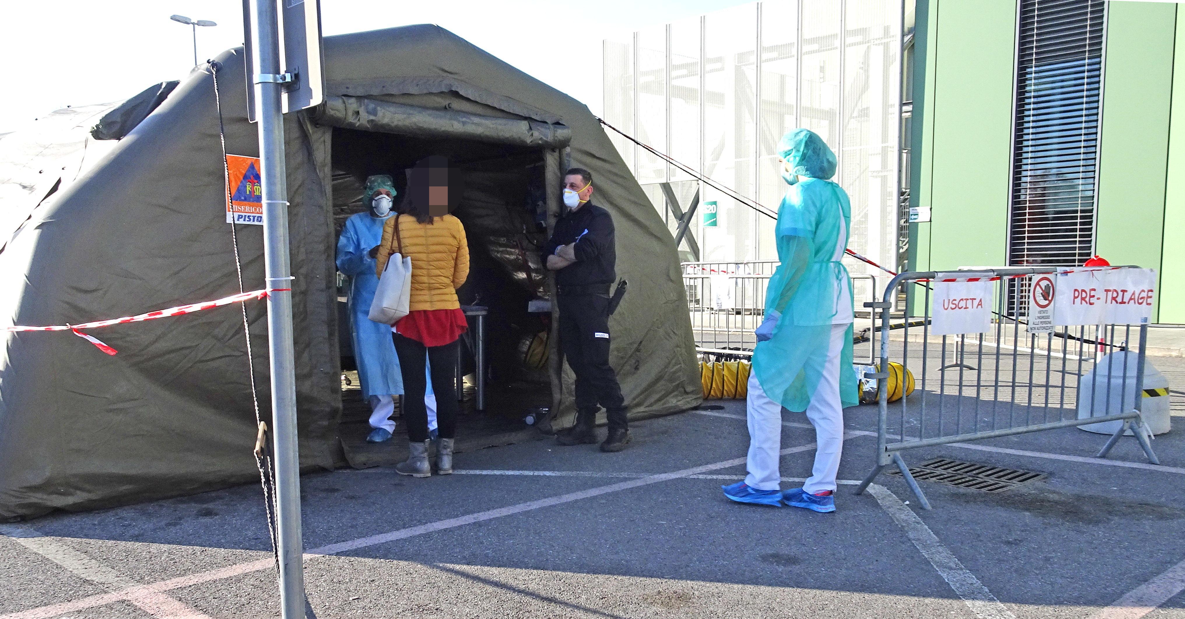 La tenda del pre-triage davanti all'ospedale San Jacopo