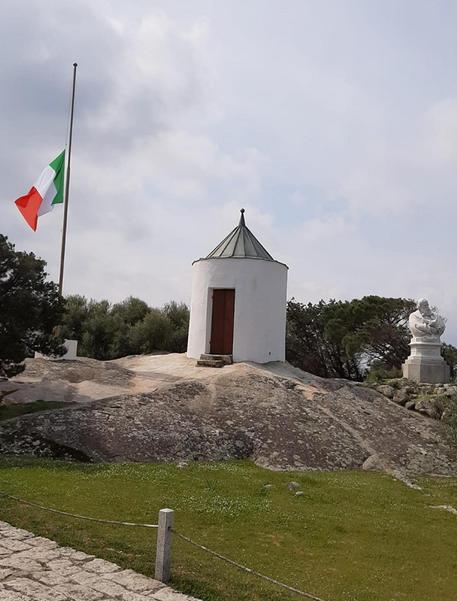 Coronavirus, bandiere a mezz'asta anche a Casa Garibaldi per ricordare le vittime