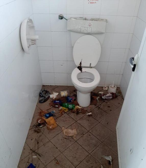 I bagni pubblici in grave degrado e con perdita d’acqua