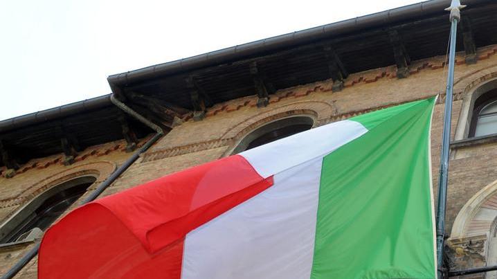 Bandiere a mezz’asta davanti ai municipi per il lutto nazionale