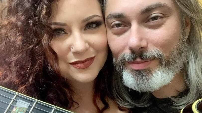 Restano tutti chiusi in casa ma senza perdere il ritmo