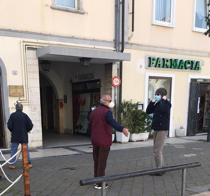 Nei negozi con le mascherine farmacie rifornite di protezioni 