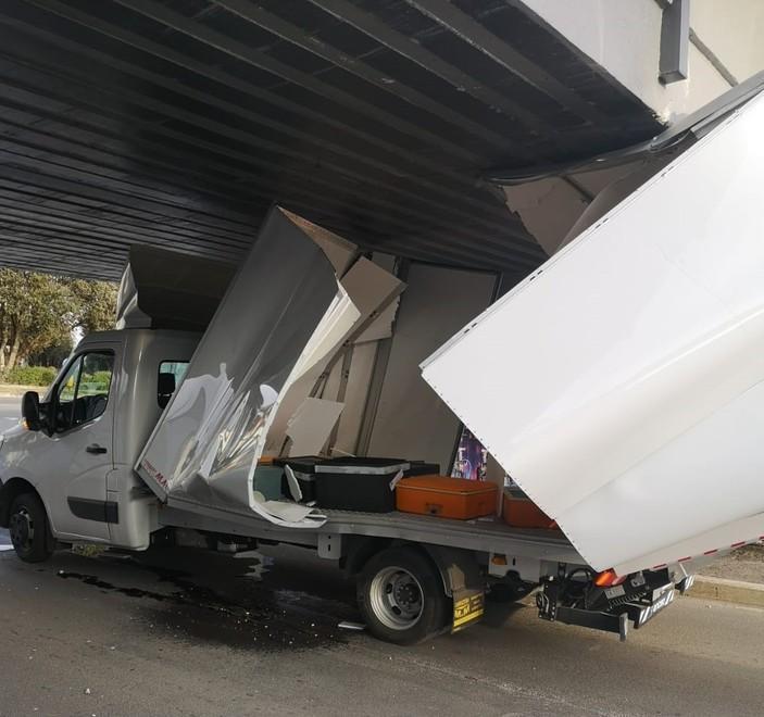 Camion di Camst contro il tunnel Aveva fatto consegne al Pizzetti