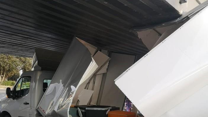 Camion di Camst contro il tunnel Aveva fatto consegne al Pizzetti