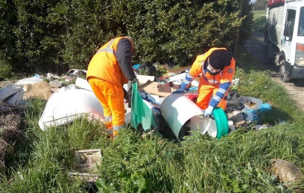 Materassi, giocattoli, batterie Una discarica a cielo aperto