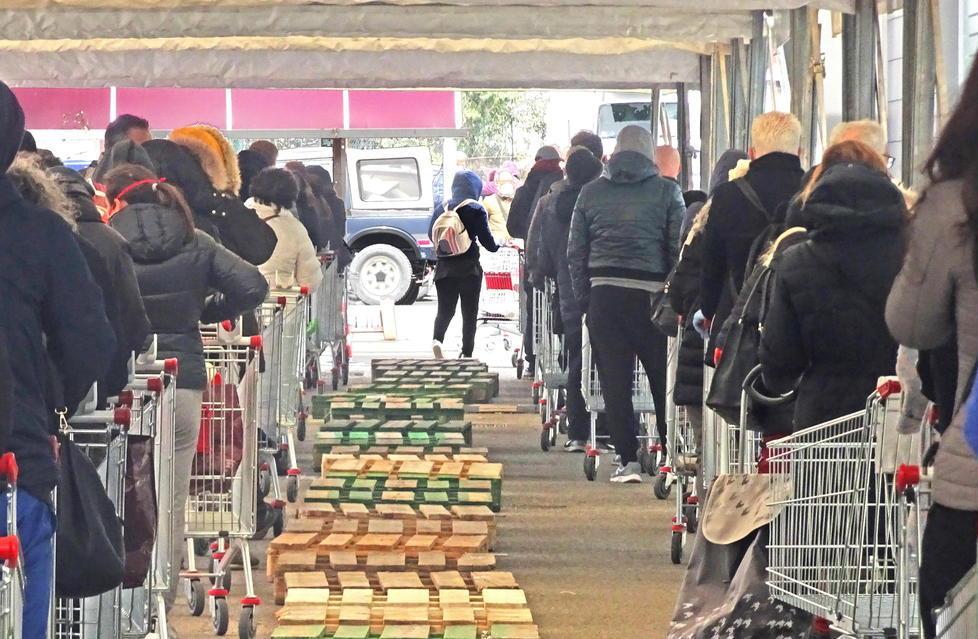 In fila per la spesa ad un supermercato (foto Gori)