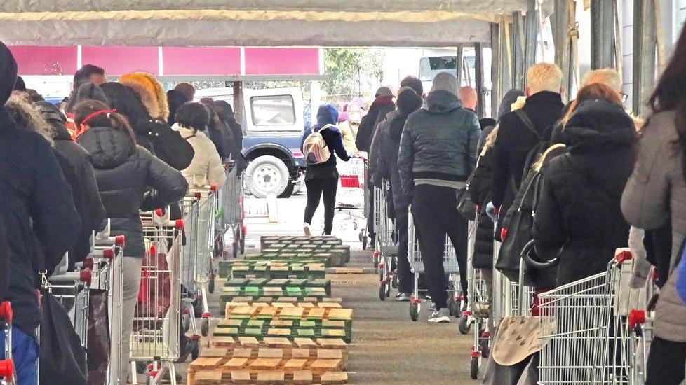 In fila per la spesa ad un supermercato (foto Gori)