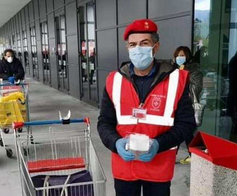 Disrtribuzione di mascherine all’esterno del nuovo centro commerciale Esselunga