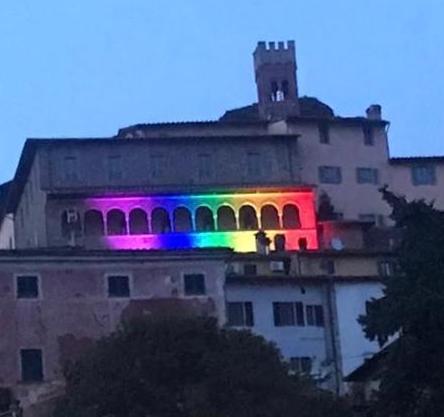 I colori della pace proiettati sul monastero di S. Scolastica