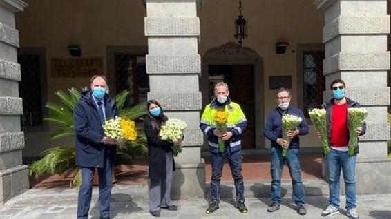 I sindaci di Chiesina e Buggiano con i mazzi di fiori