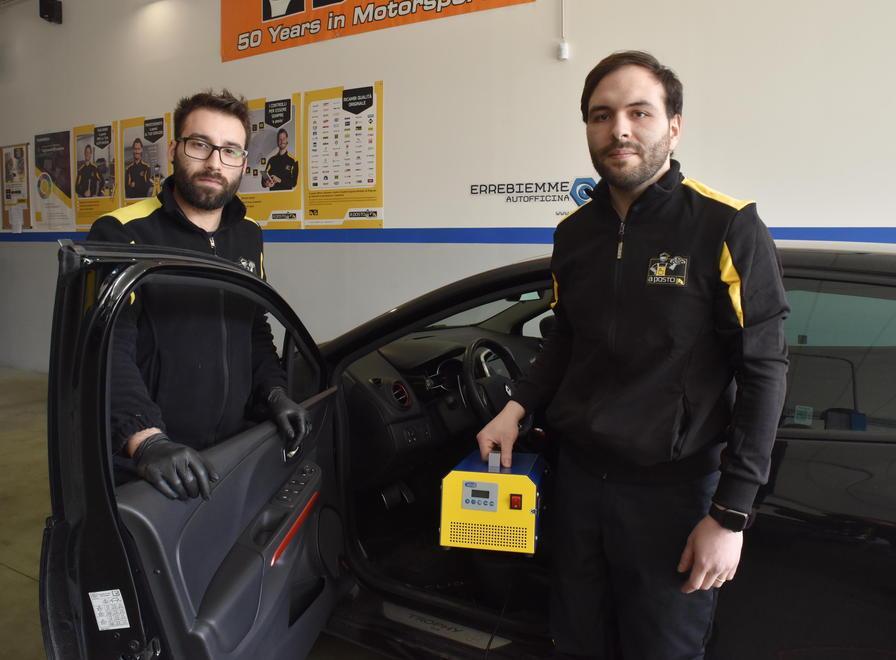 Due giovani meccanici sanificano (gratis) le auto a chi è al lavoro