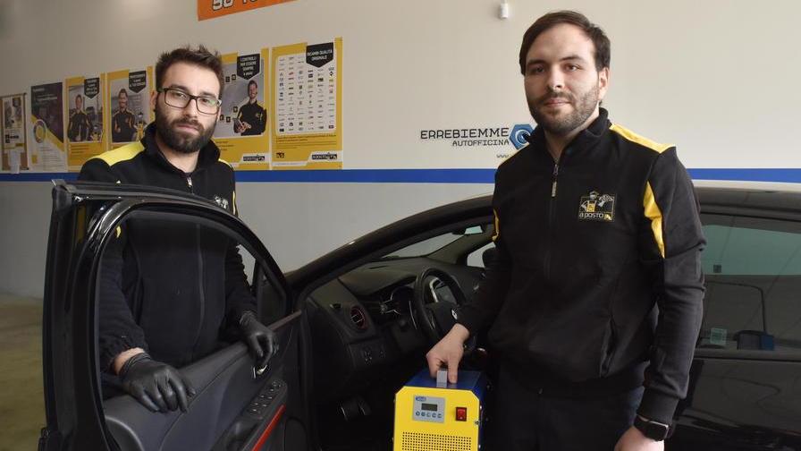 Due giovani meccanici sanificano (gratis) le auto a chi è al lavoro