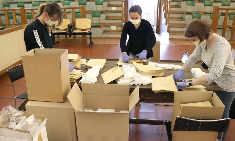 Mascherine per i ferraresi nei negozi, in strada e a casa 