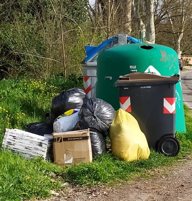 Rifiuti in strada nonostante i cassonetti