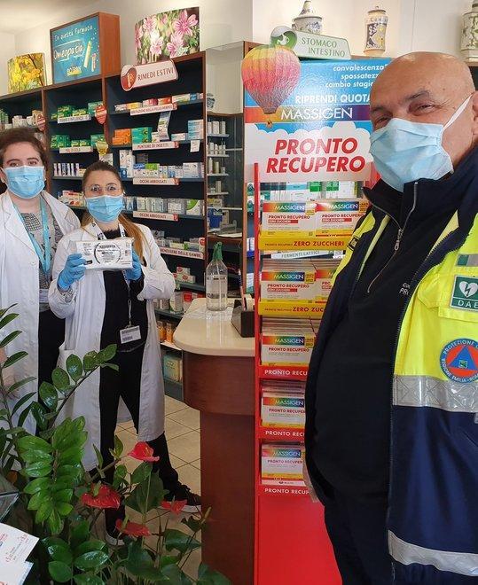Il Comune distribuisce mascherine ai negozi