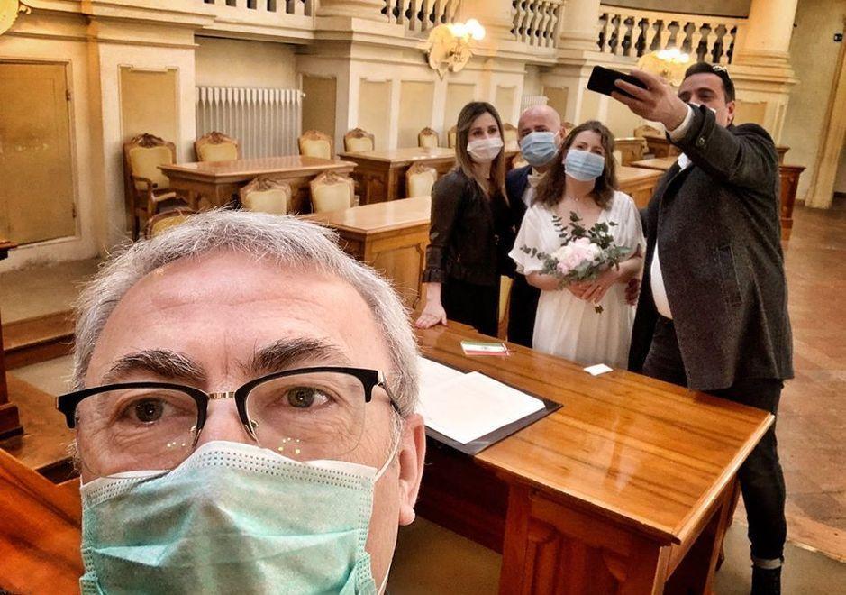 Guanti e mascherine e... scambio degli anelli: le nozze civili celebrate in Sala Tricolore 