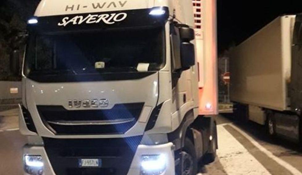 Coronavirus, le testimonianze: «Noi, camionisti al volante per rifornirvi di alimenti» 