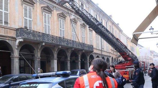 Paura in via Emilia San Pietro per l’incendio di un ufficio