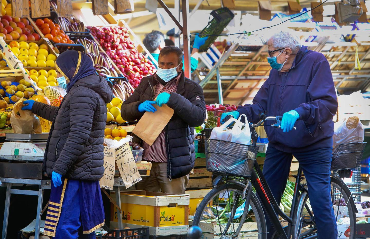 Ecco i soldi per la spesa: trecento euro a famiglia 