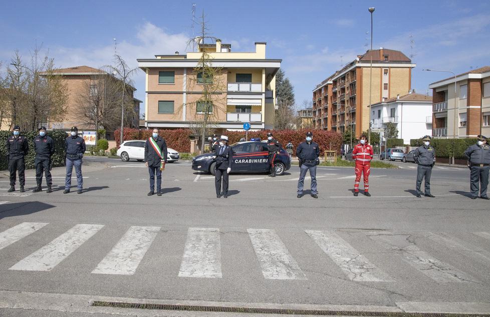 Ramazzini di Carpi. Sindaco e forze dell’ordine davanti al Pronto soccorso per dire grazie ai sanitari 
