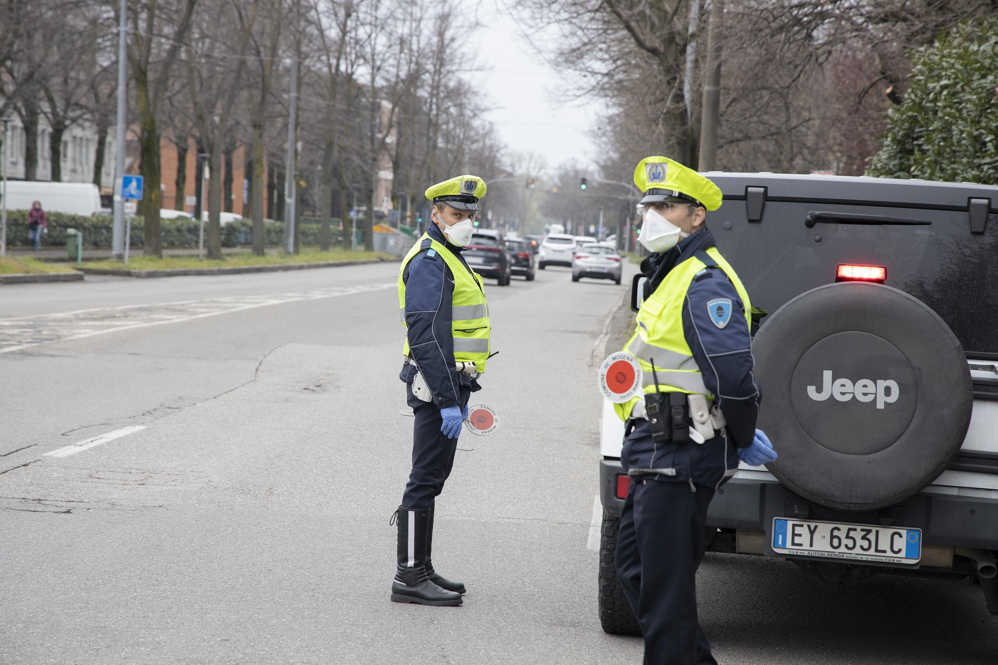 Quarantena e controlli: 18 mila persone fermate, 15 mila esercizi commerciali controllati Un migliaio di modenesi denunciati 