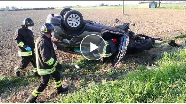 I vigili del fuoco soccorrono l'infermiera uscita di strada