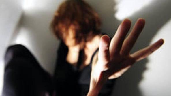 Ossessionato dalla gelosia, picchia e minaccia la moglie