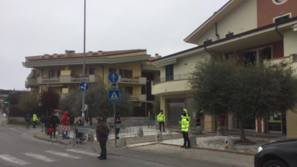 In coda per fare la spesa (foto Nucci)