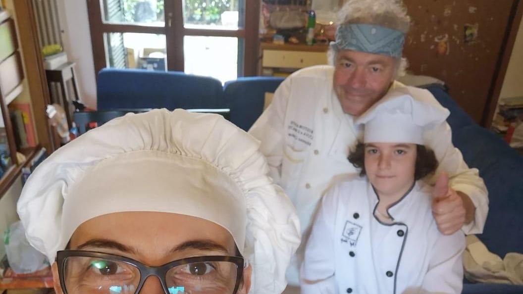 Un piccolo cuoco dietro ai fornelli per imparare giocando: il video