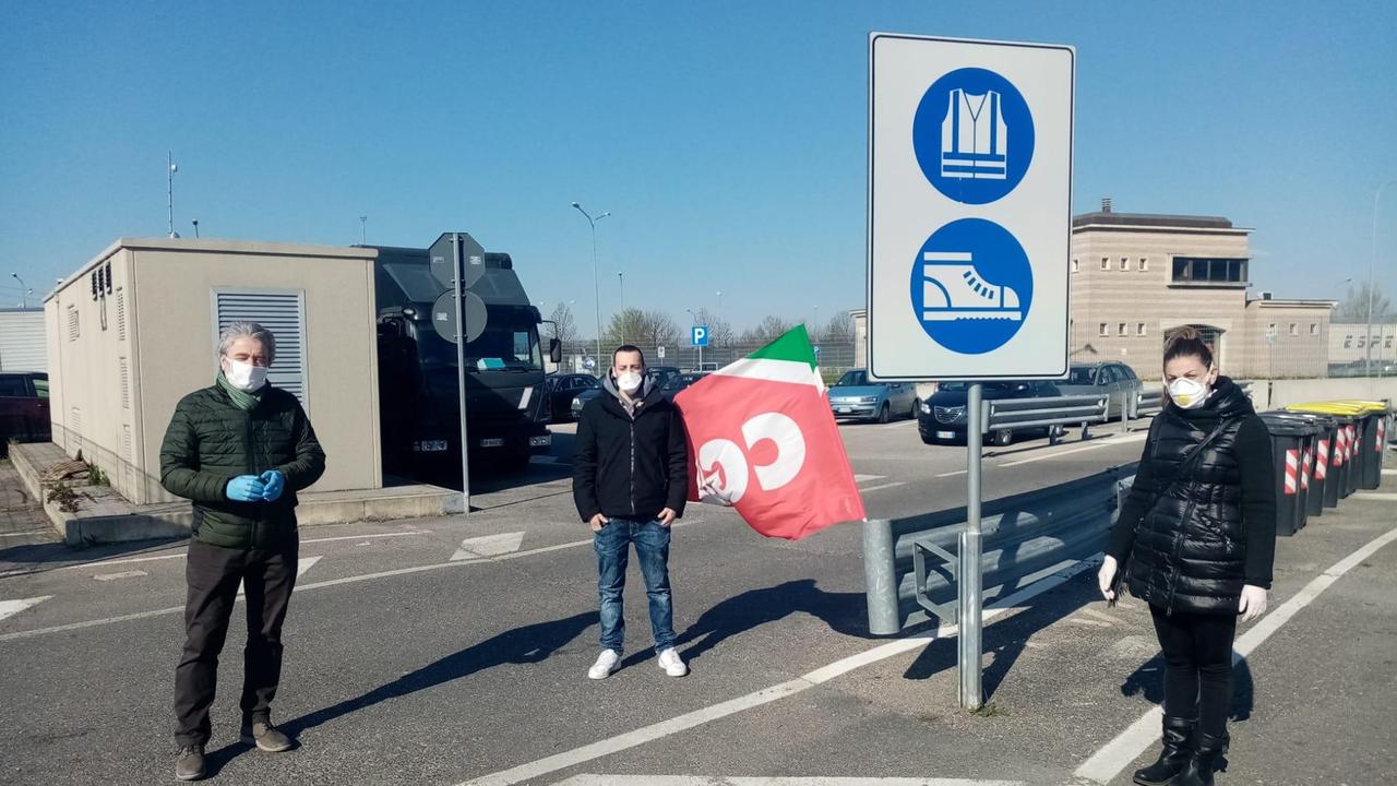 Il presidio davanti all'Interporto di Gonfienti