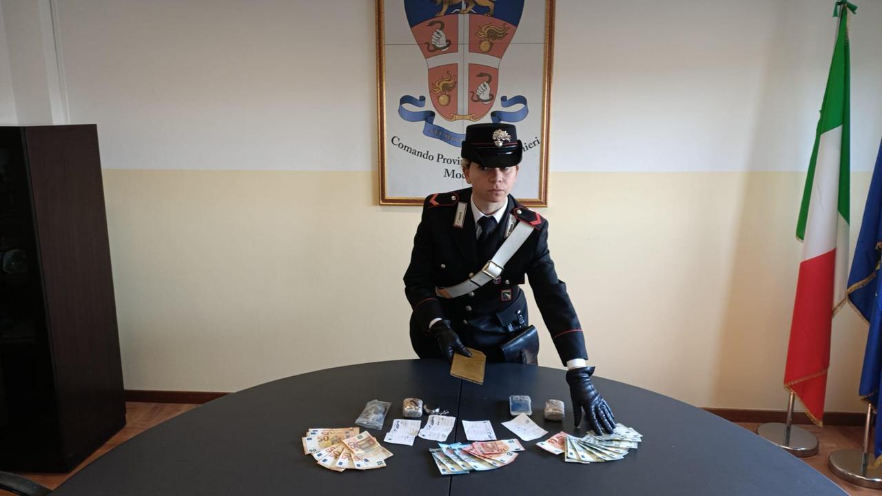 Modena Operaio "arrotondava" spacciando, trovato con 4 etti di droga. Condannato a 1 anno e 6 mesi