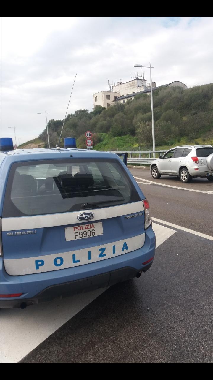 Sassari, vagava a piedi sulla statale 131: salvato dalla polizia