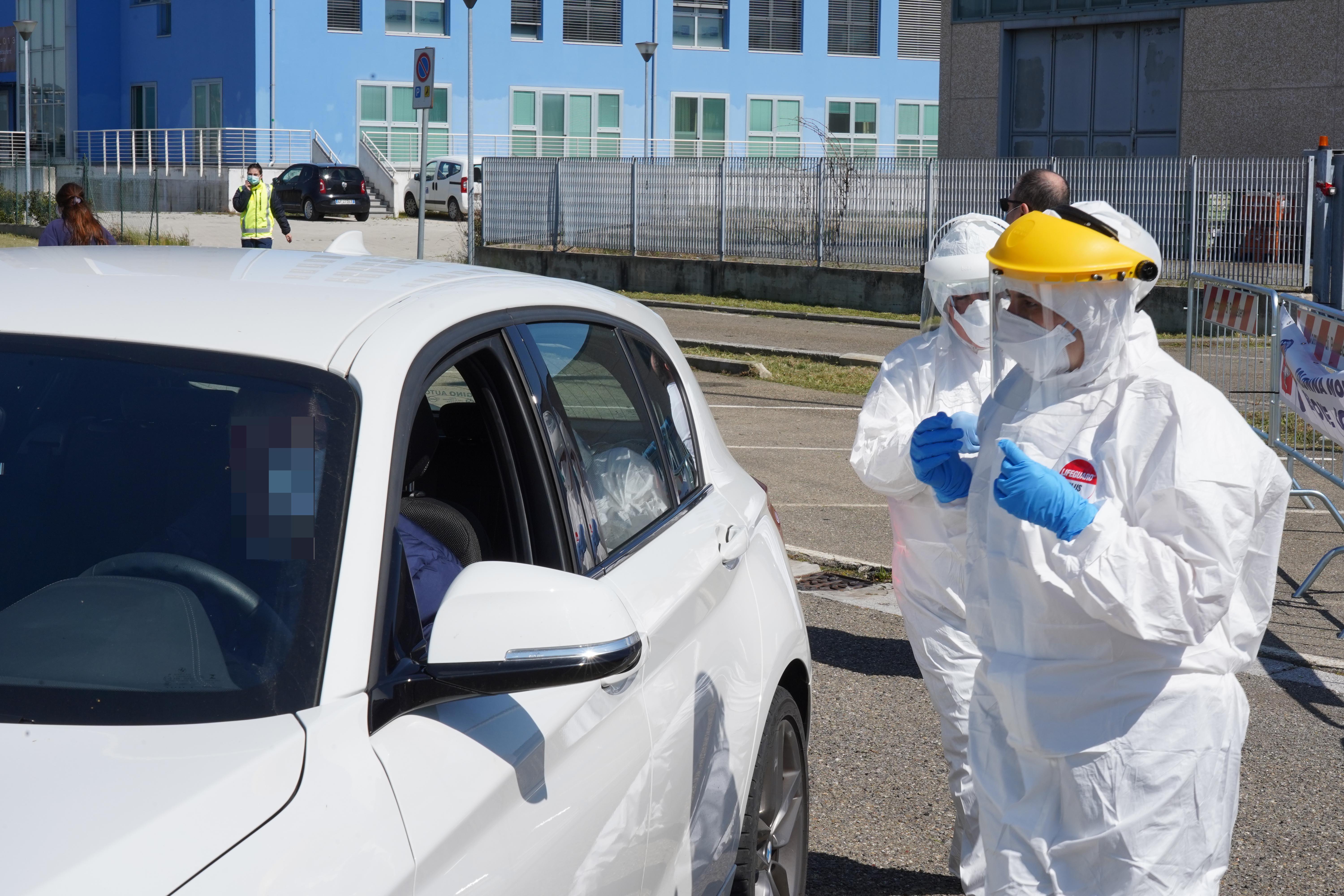 Operatori impegnati nei tamponi a Pontedera (Foto Franco Silvi)