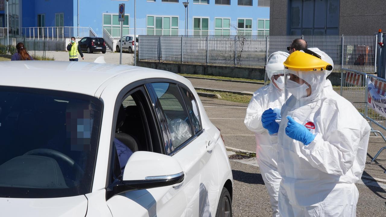 Operatori impegnati nei tamponi a Pontedera (Foto Franco Silvi)