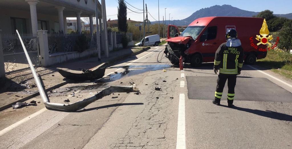 Olbia, con il furgone contro un palo della luce: un ferito