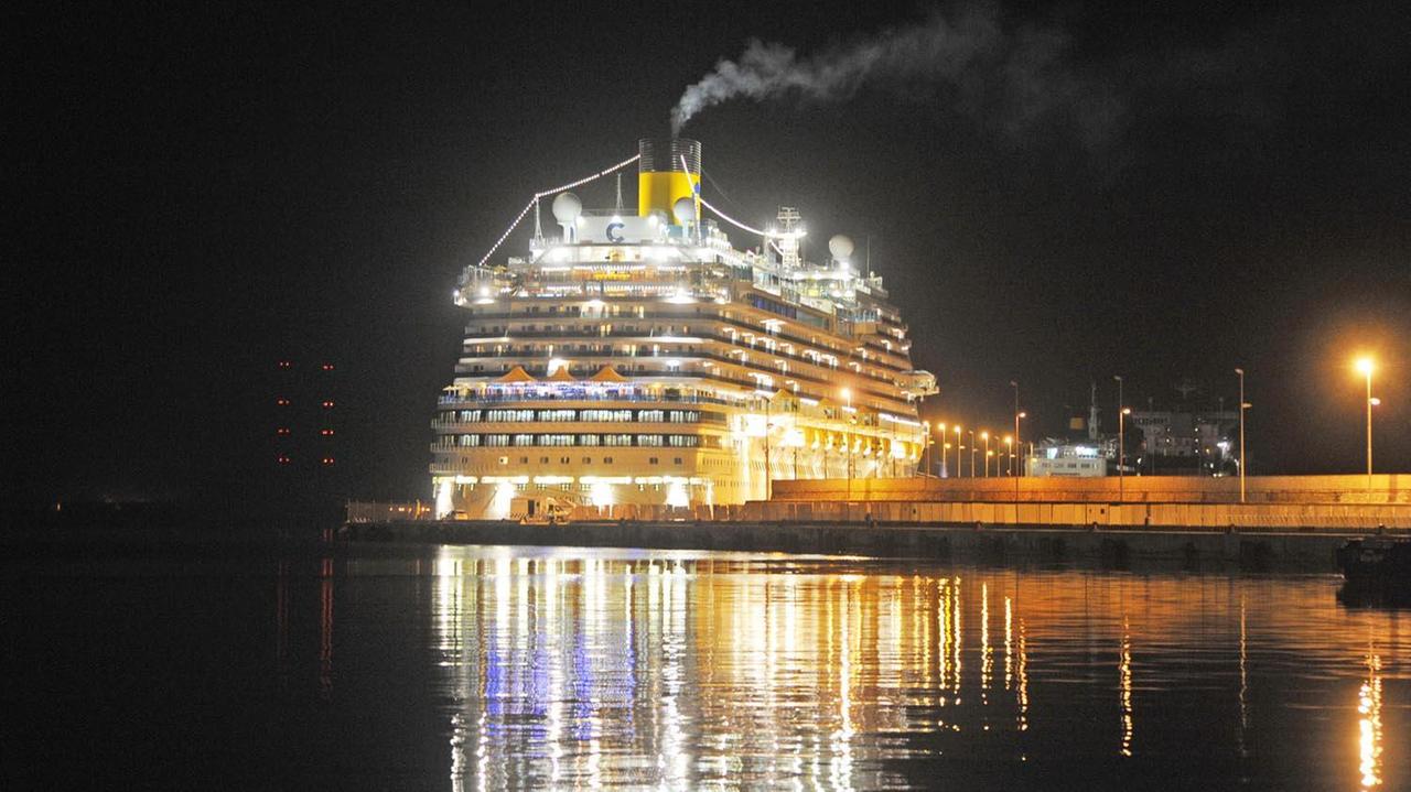 La Costa Diadema durante il flash mob organizzato dall'equipaggio per ringraziare la città di Piombino