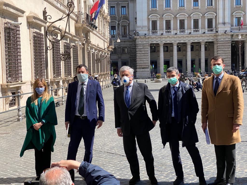 Giorgio Silli davanti a Palazzo Chigi con Matteo Salvini e Giorgia Meloni