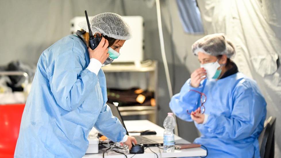«Auto-tassiamoci per fare i tamponi a tutti i residenti»