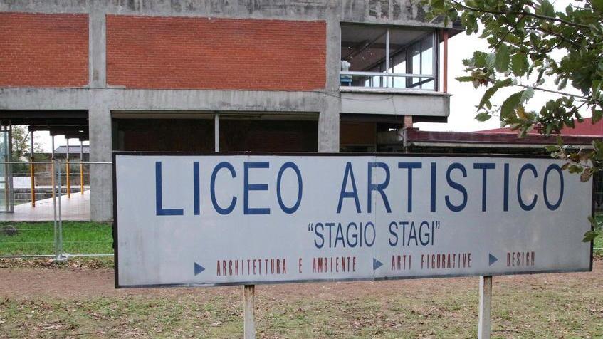 Ladri nella notte al liceo Stagi rubano i computer «Sono sciacalli»