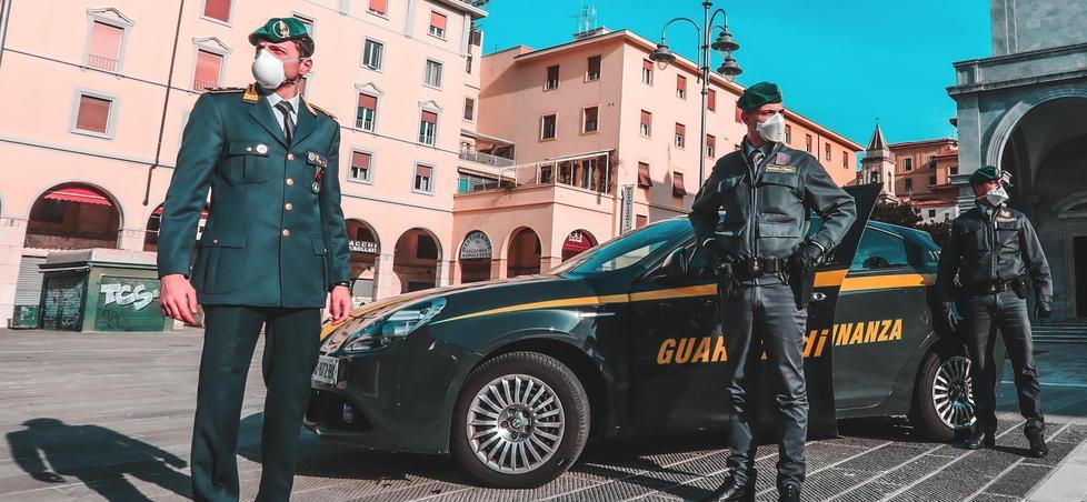 Le fiamme gialle denunciano un rivenditore di casalinghi 
