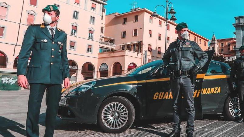 Le fiamme gialle denunciano un rivenditore di casalinghi