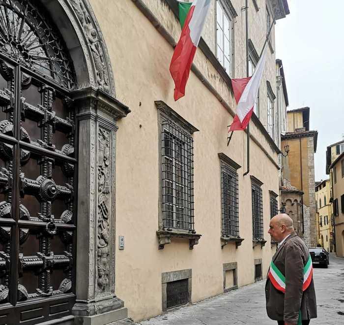 Bandiere a mezz’asta e silenzio per ricordare tutte le vittime